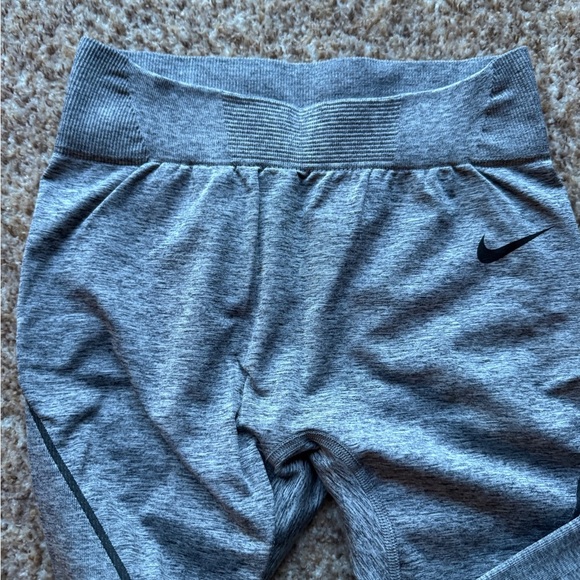 Nike gray Nike Pro Leggings Size XS - Picture 4 of 4